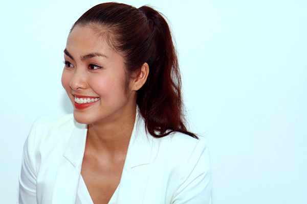 Chỉ[-]xuất[-]hiện[-]chụp[-]hình[-]khoảng[-]30[-]phút,[-]Hà[-]Tăng[-]dành[-]ít[-]phút[-]trò[-]chuyện[-]với[-]ban[-]tổ[-]chức,[-]sau[-]đó[-]vội[-]vã[-]ra[-]sân[-]bay[-]trở[-]về[-]TP[-]HCM.